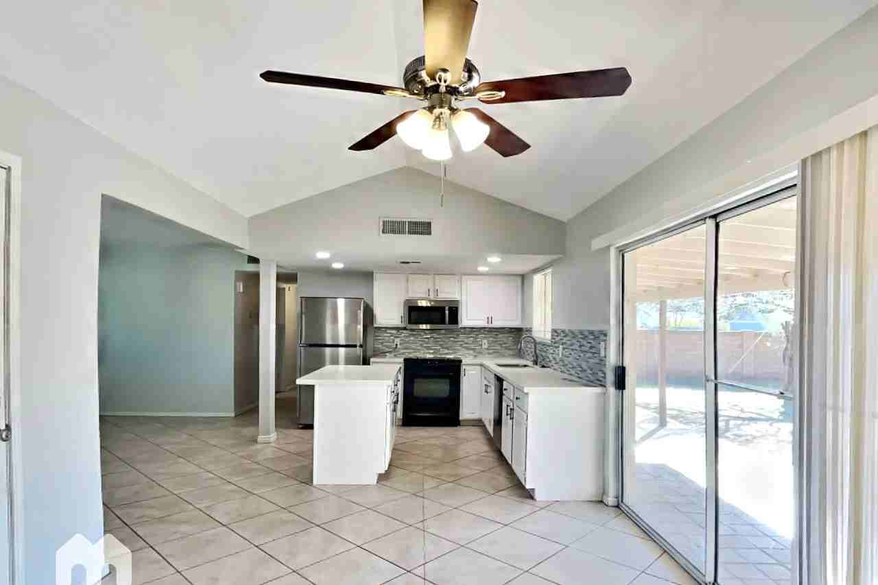 661 E Franklin Ave - Photo 3 of 22