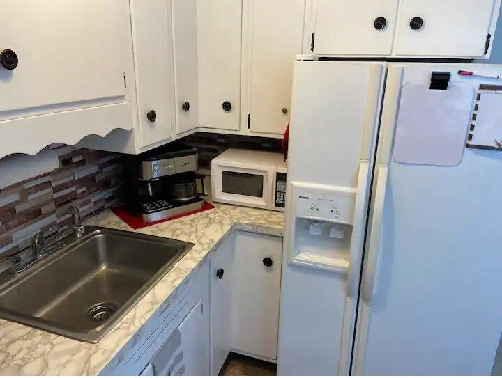 210 S Railroad Ave - Photo 3 of 10