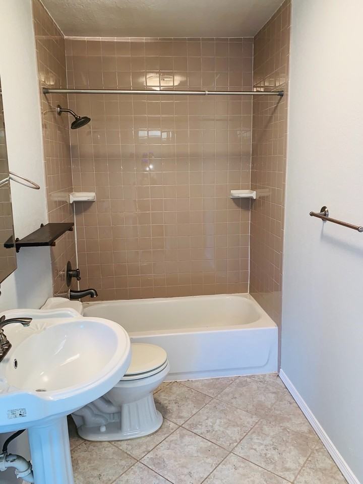 3025 Nw 69th St - Photo 6 of 13