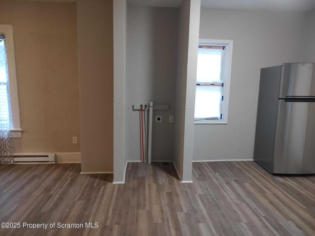 1014 Snyder Ave - Photo 4 of 16