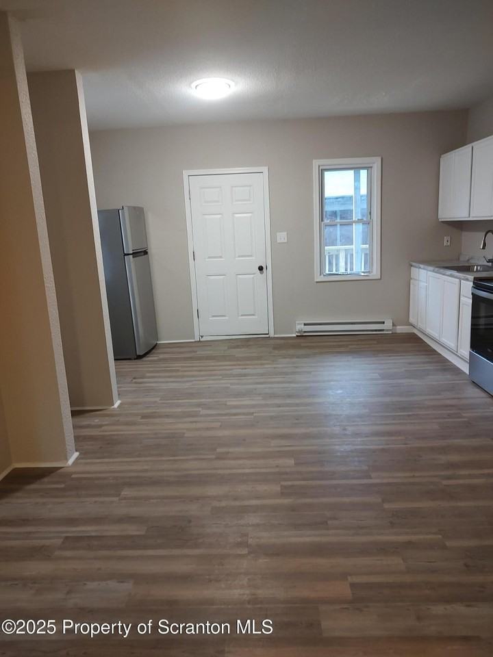 1014 Snyder Ave - Photo 5 of 16