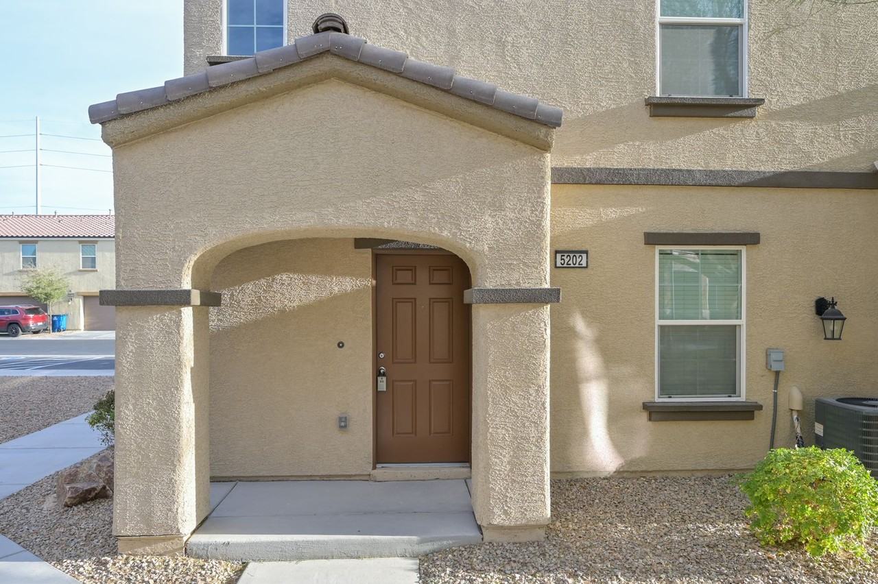 5202 Dubris Dr - Photo 4 of 50