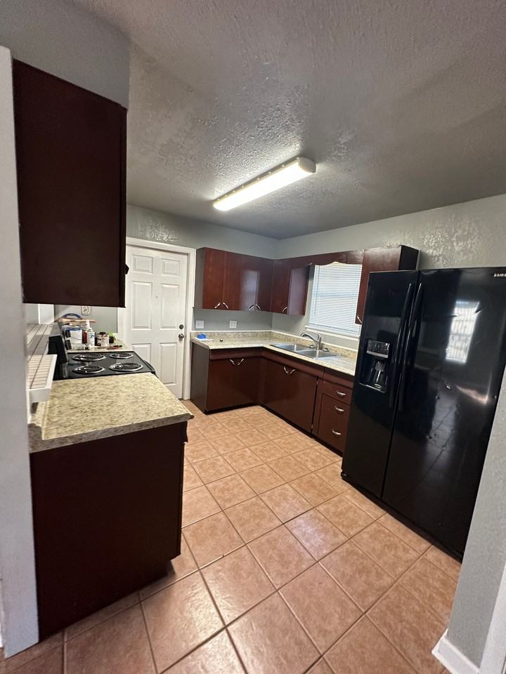 7915 Airlift Ave #NA - Photo 3 of 39