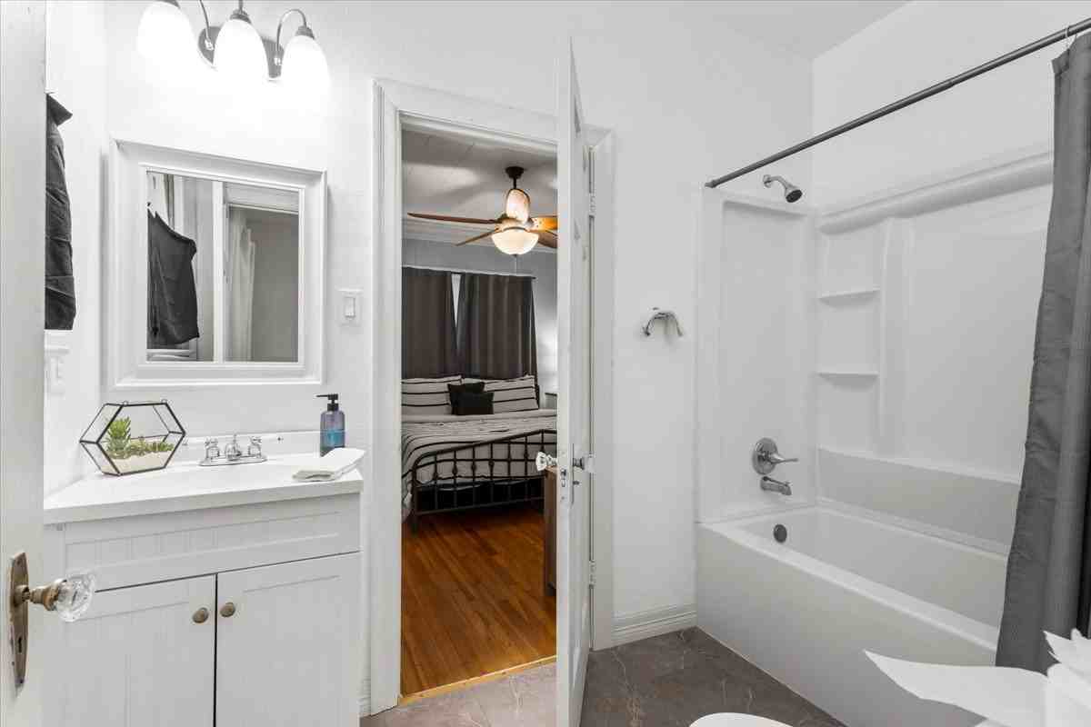 2050 W Mistletoe Ave #NA - Photo 7 of 17