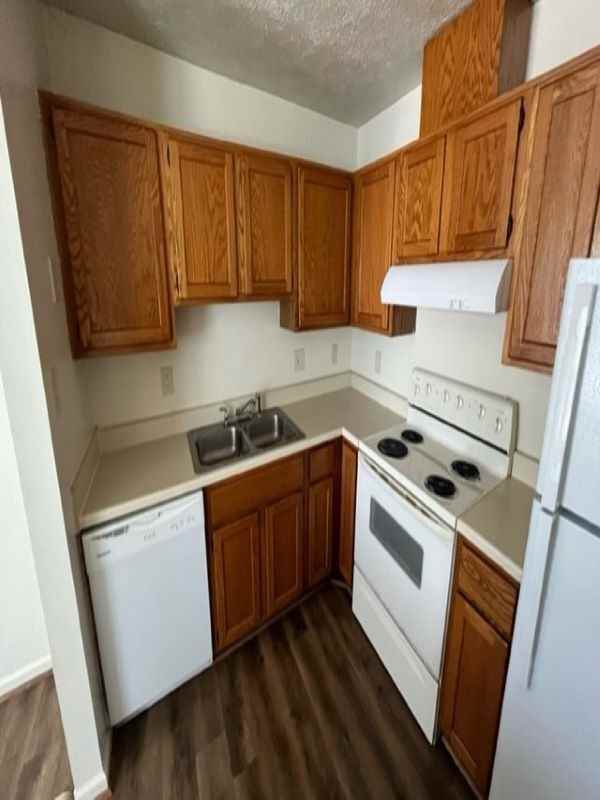 2010 E. Pembroke Ave - Photo 3 of 11