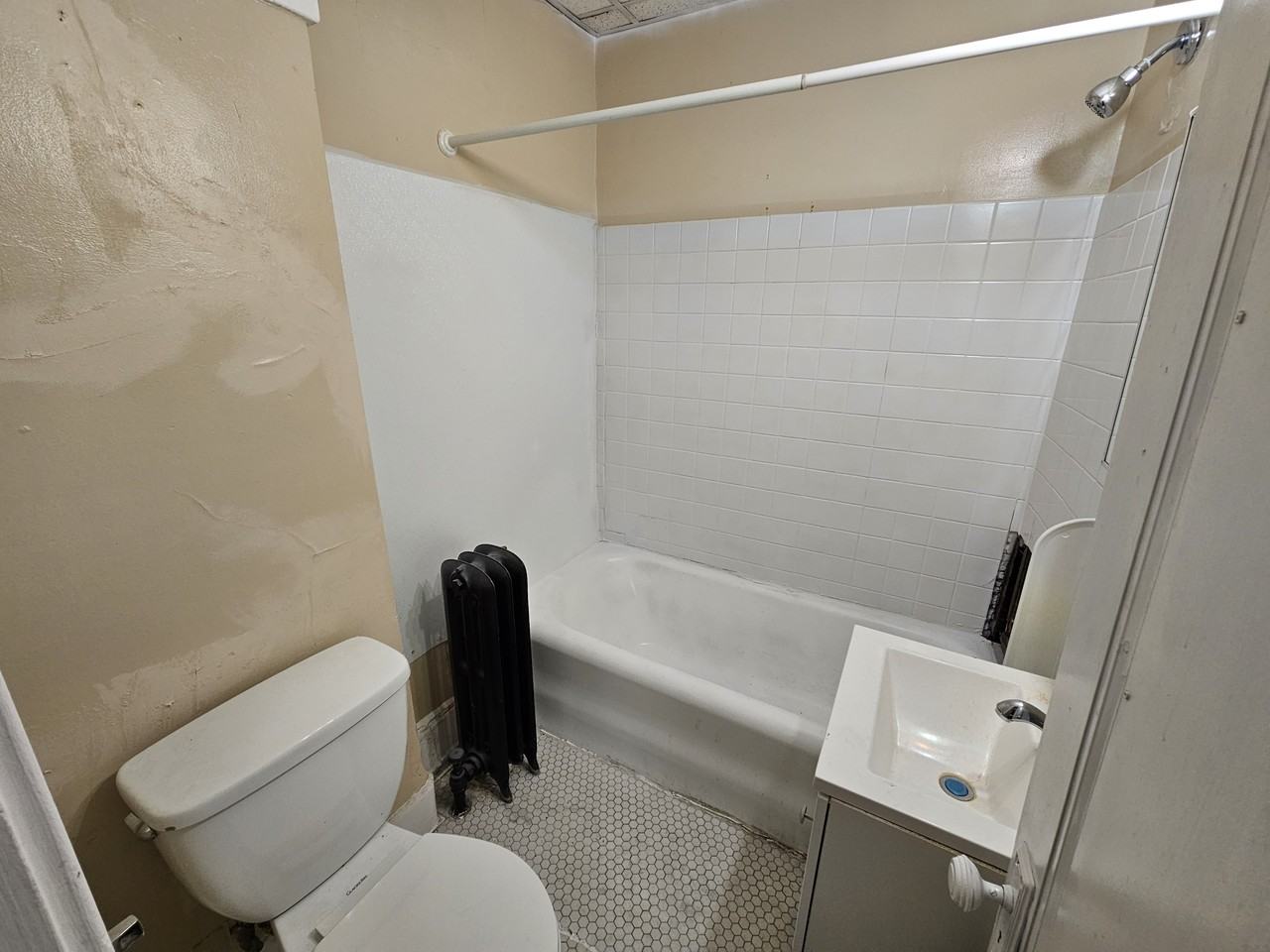 Edgeway at West Boulevard - Photo 4 of 32