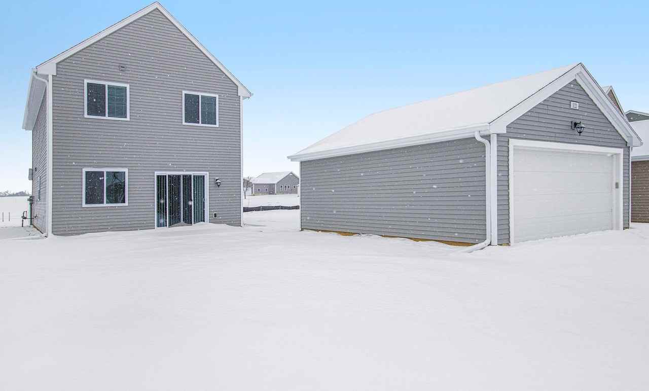 1257 Baker St - Photo 2 of 23