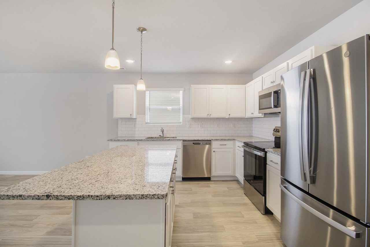 1257 Baker St - Photo 4 of 23