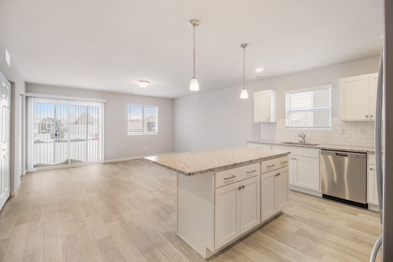 1257 Baker St - Photo 5 of 23