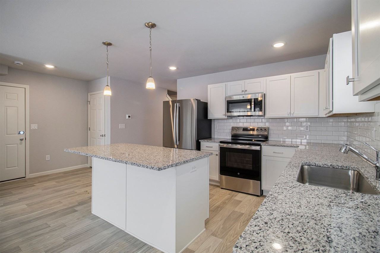 1259 Baker St - Photo 3 of 25