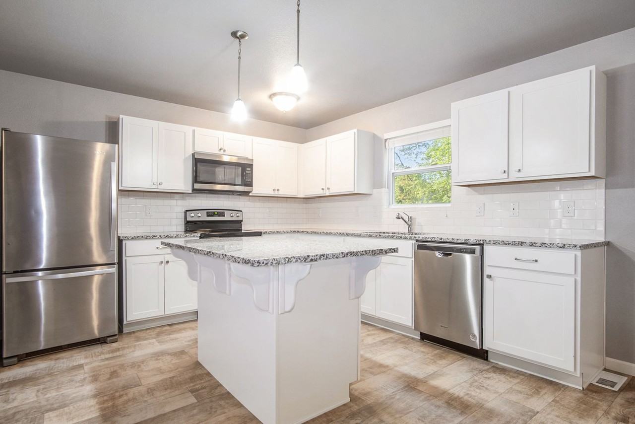 4460 Meadowlane Ct - Photo 2 of 26