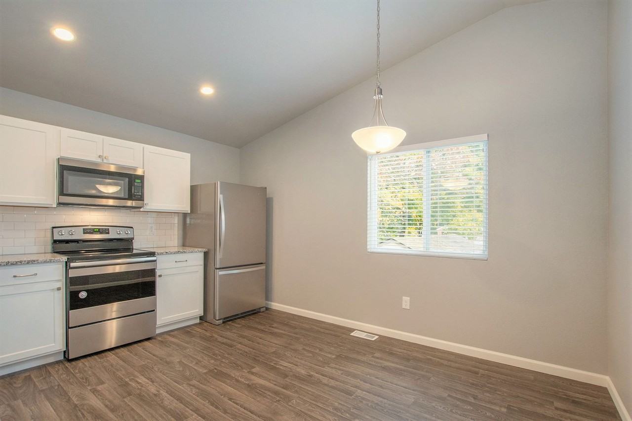 129 Mackenzie St - Photo 3 of 24