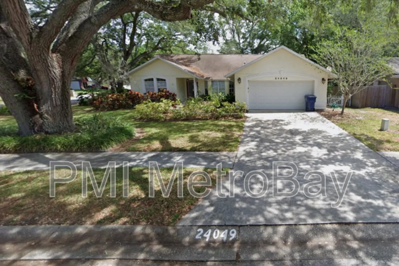 24049 Landing Dr - Photo 3 of 42