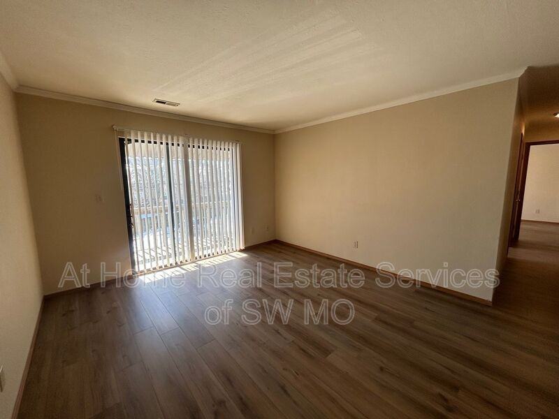 710 E Bain St - Photo 2 of 15