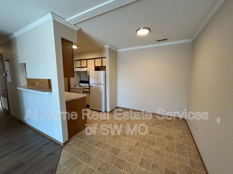 710 E Bain St - Photo 3 of 15