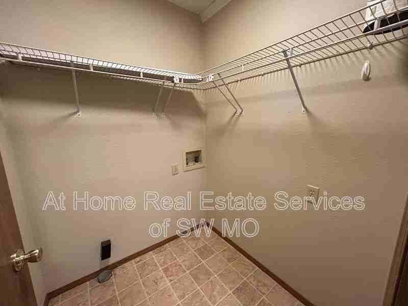 710 E Bain St - Photo 4 of 15