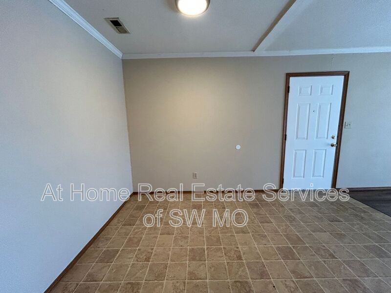 710 E Bain St - Photo 5 of 15