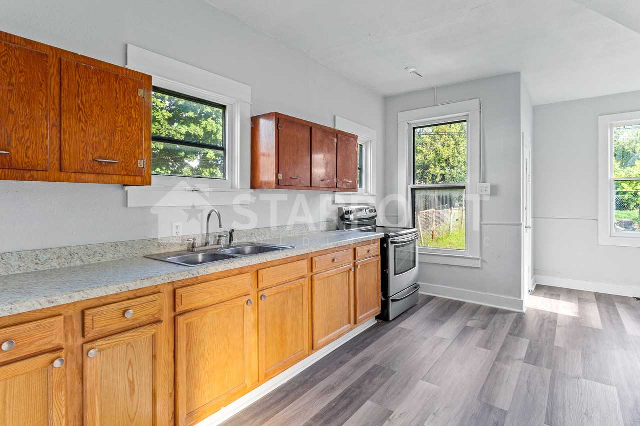 1726 W Gaulbert Ave - Photo 3 of 10