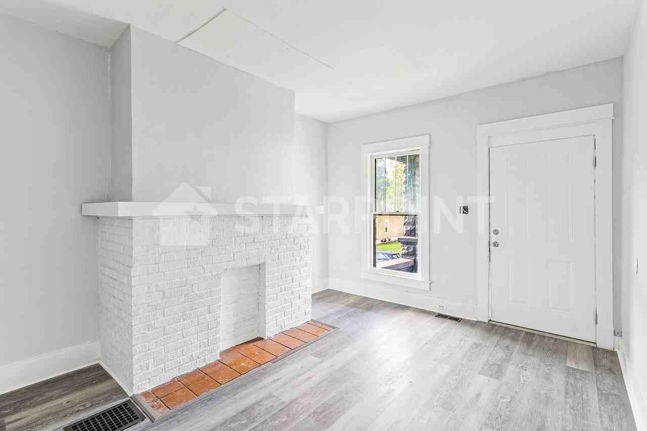 1726 W Gaulbert Ave - Photo 4 of 10