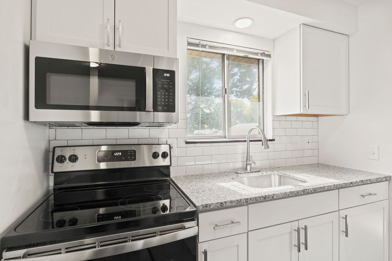 Barbara Manor - Photo 2 of 48