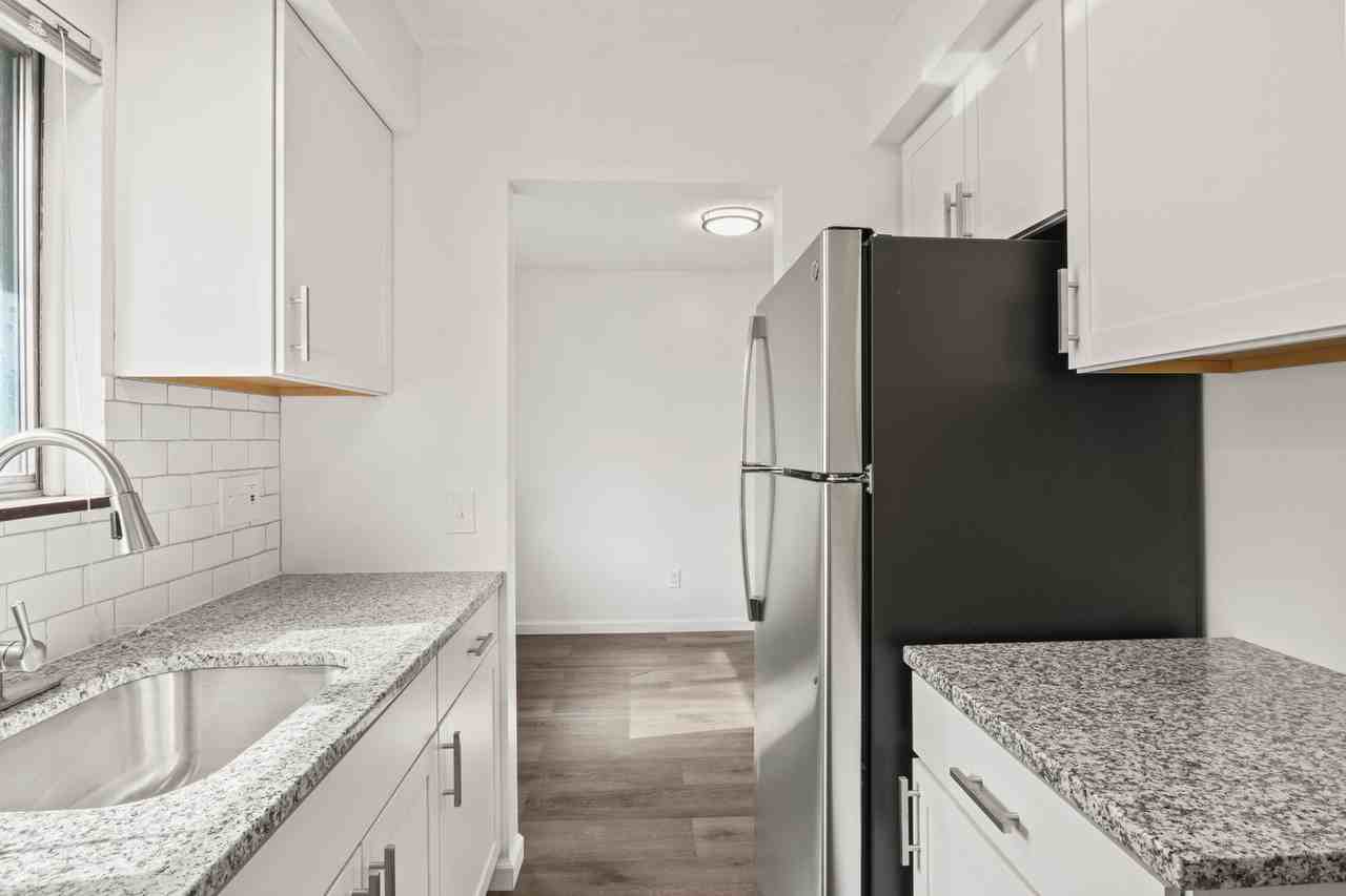 Barbara Manor - Photo 4 of 48