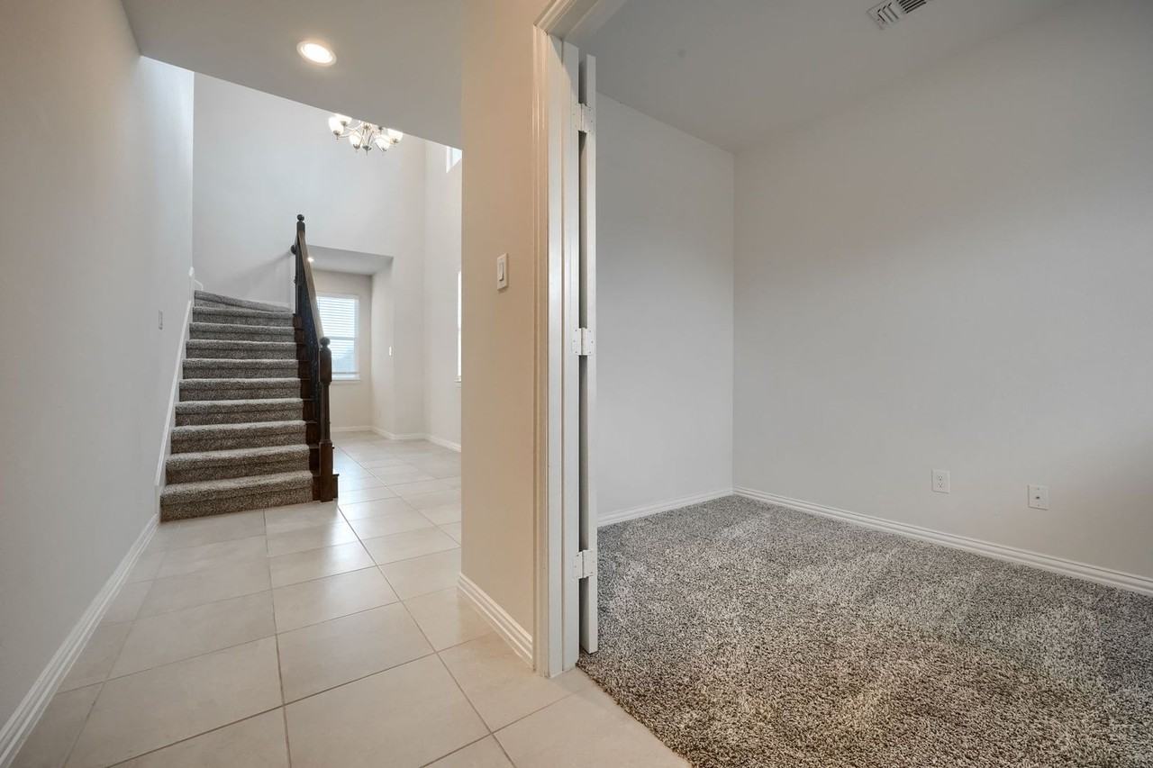 237 Teakwood Dr - Photo 3 of 30