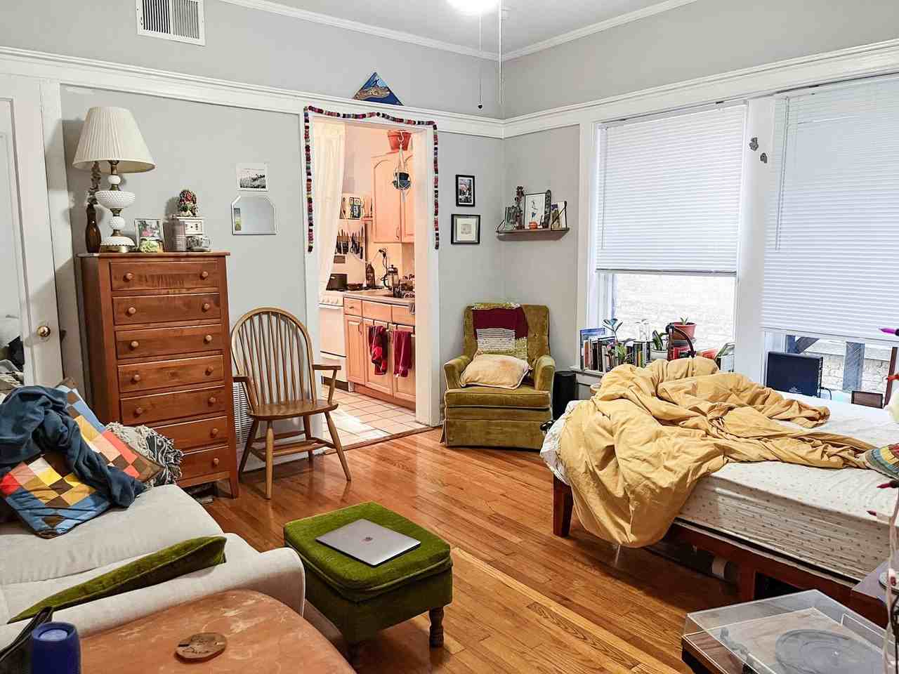 1470 W Argyle St #3R - Photo 3 of 8