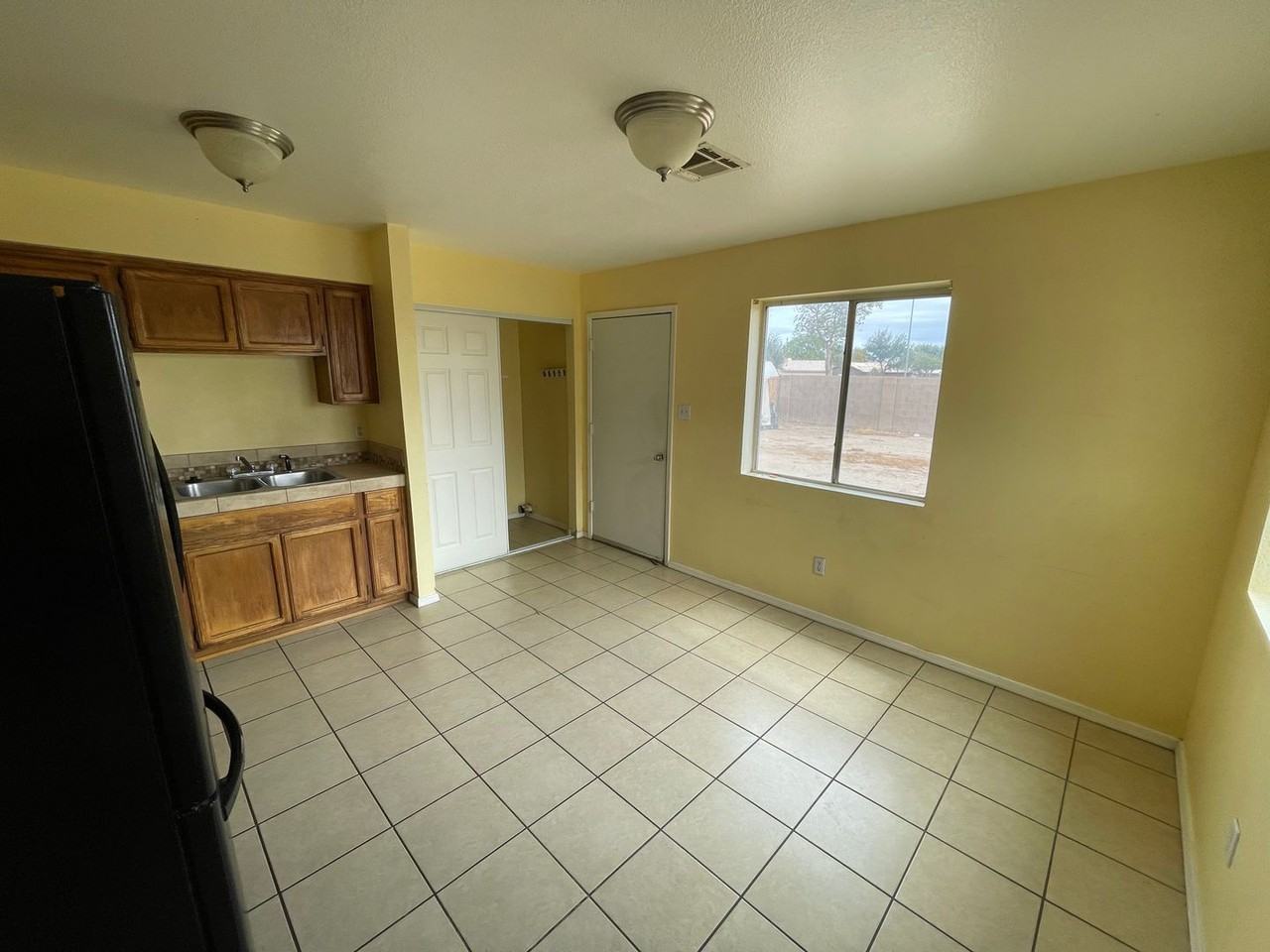 2125 S 40th Dr - Photo 3 of 4