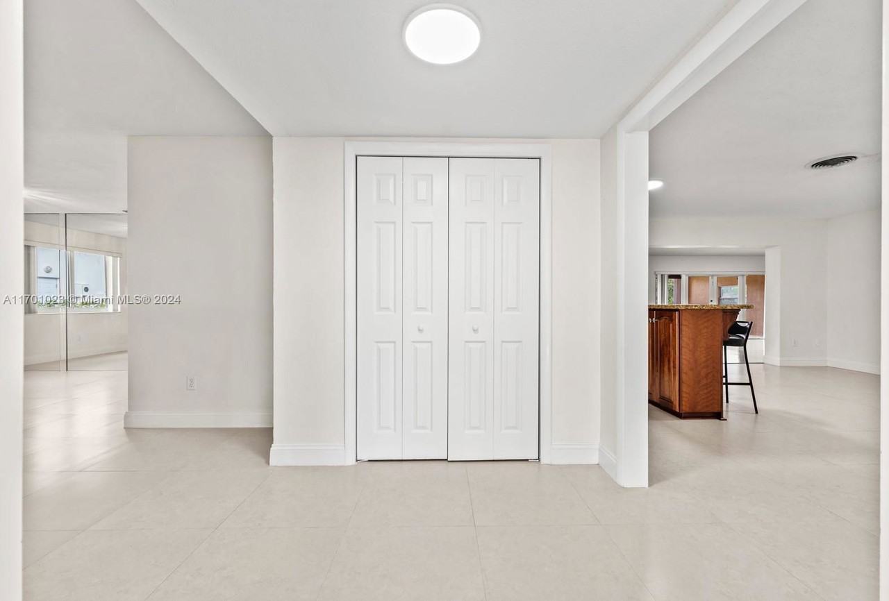 14401 Sabal Dr - Photo 3 of 8