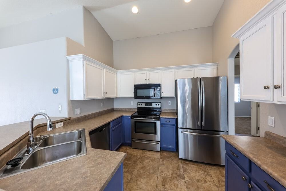 8019 W Alex Ave - Photo 6 of 16