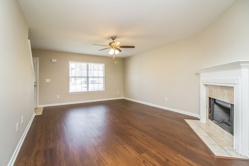 521 Shoreline Ln - Photo 2 of 18