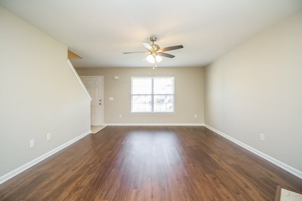 521 Shoreline Ln - Photo 3 of 18