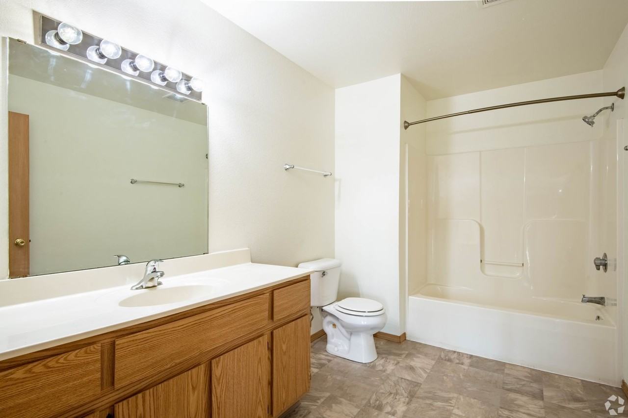 Pond View Apartments - Photo 5 of 6