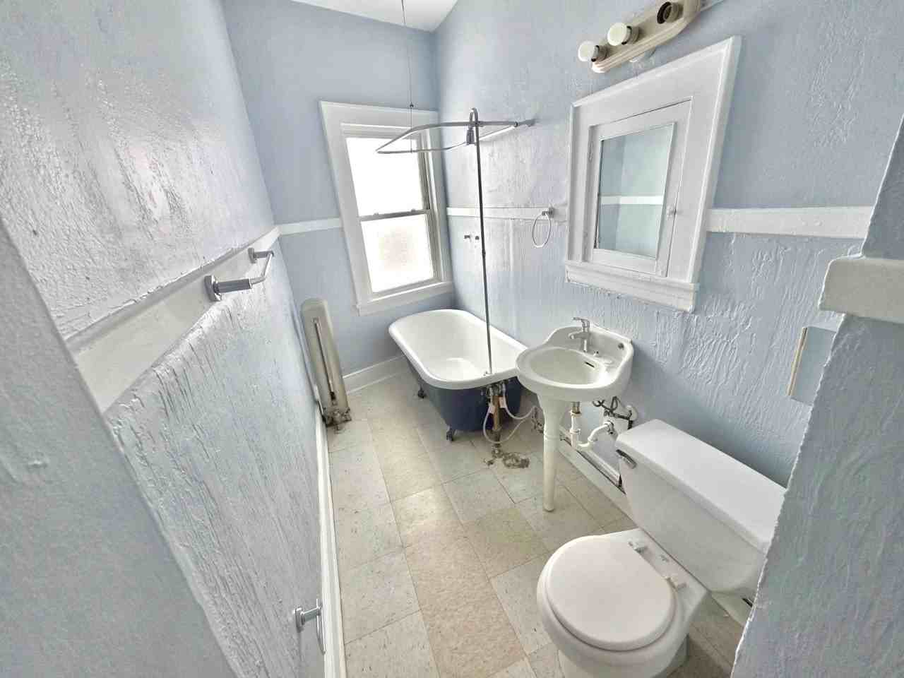 Beautiful Studio, 1 & 2 Bedroom Units near Lakewood. ONE MONTH RENT FREE ! - Photo 4 of 11