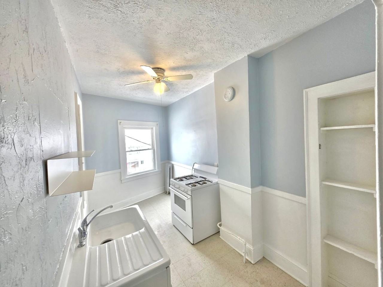 Beautiful Studio, 1 & 2 Bedroom Units near Lakewood. ONE MONTH RENT FREE ! - Photo 6 of 11
