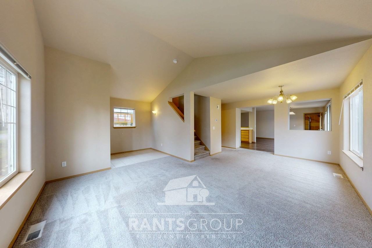 8014 Bedford Ln Se - Photo 5 of 28