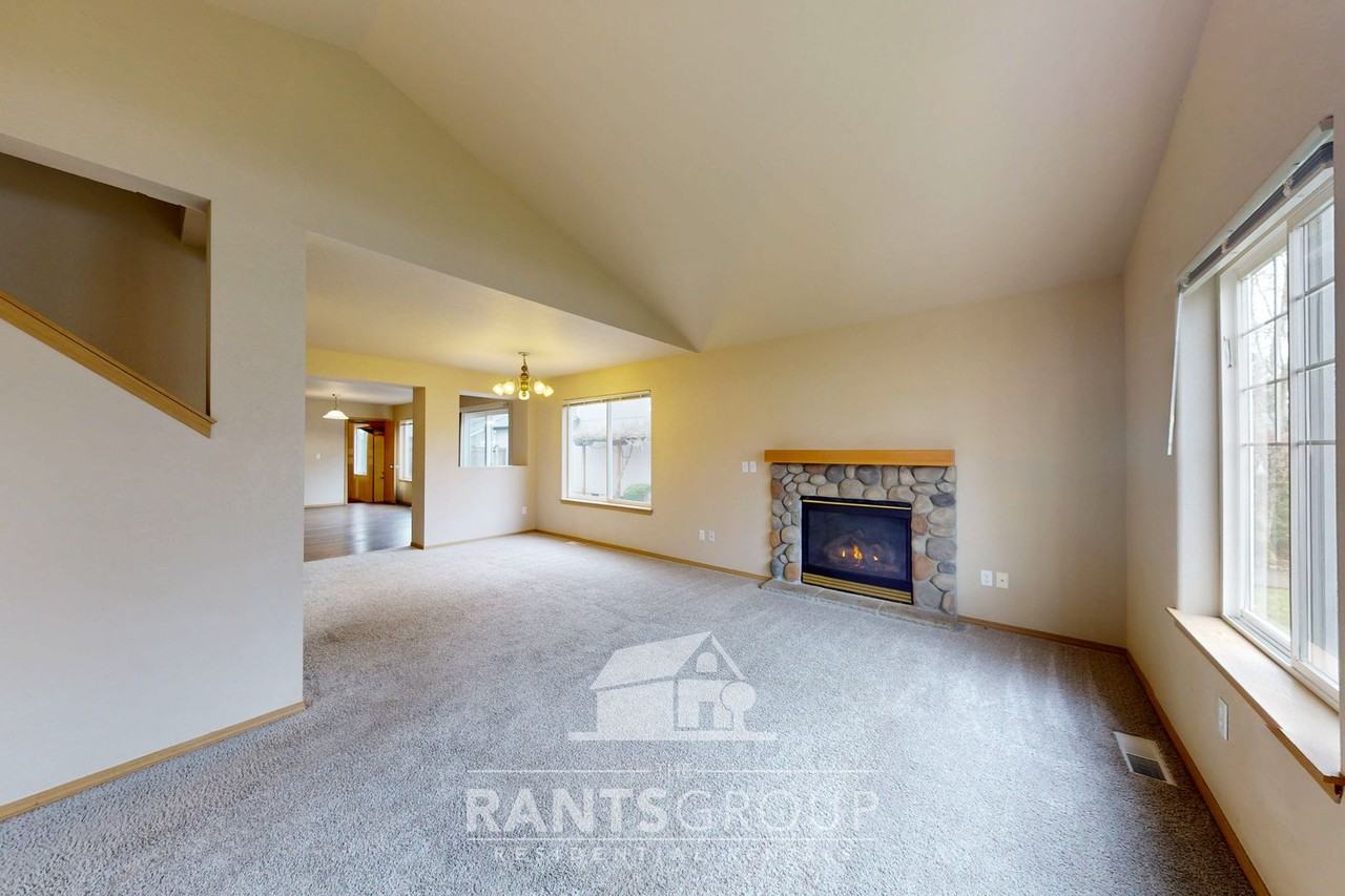 8014 Bedford Ln Se - Photo 7 of 28