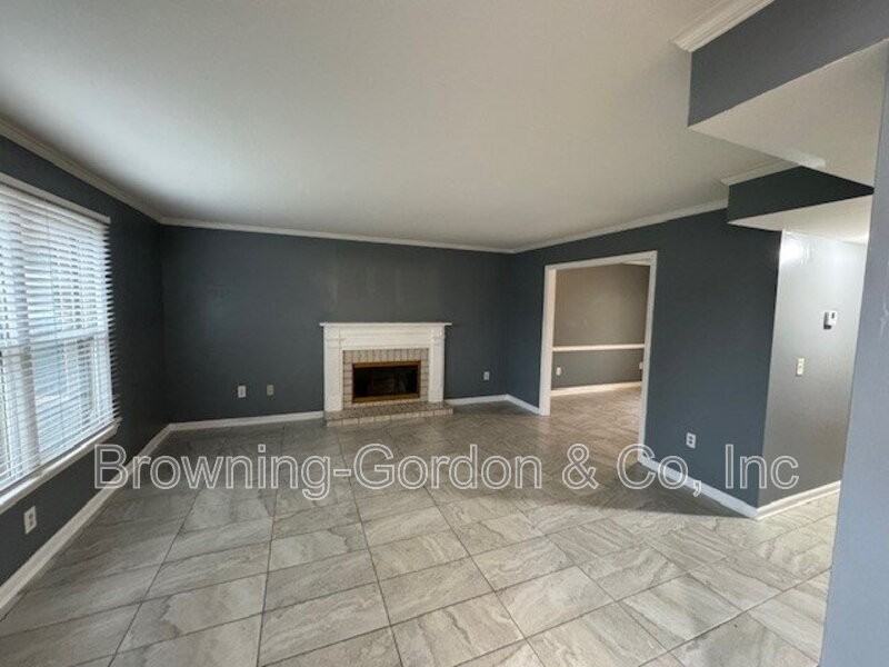 404 Westfield Dr - Photo 2 of 16