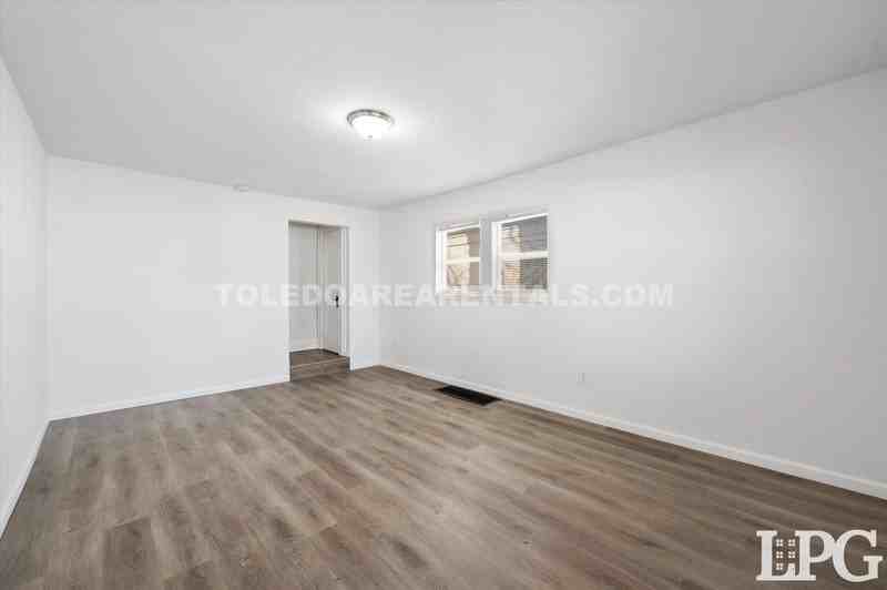 3683 Upton Ave - Photo 3 of 33