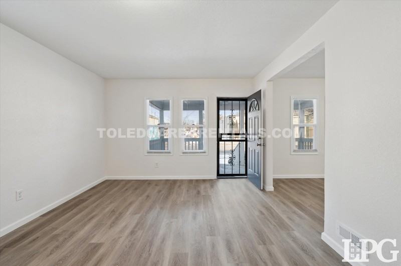 3683 Upton Ave - Photo 5 of 33