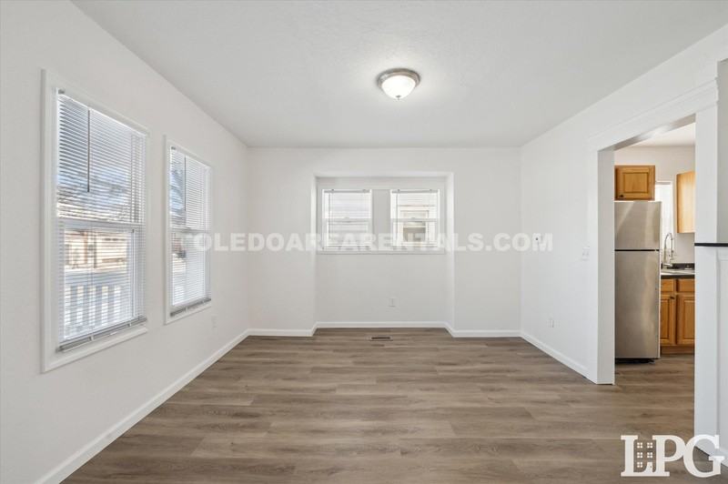 3683 Upton Ave - Photo 6 of 33