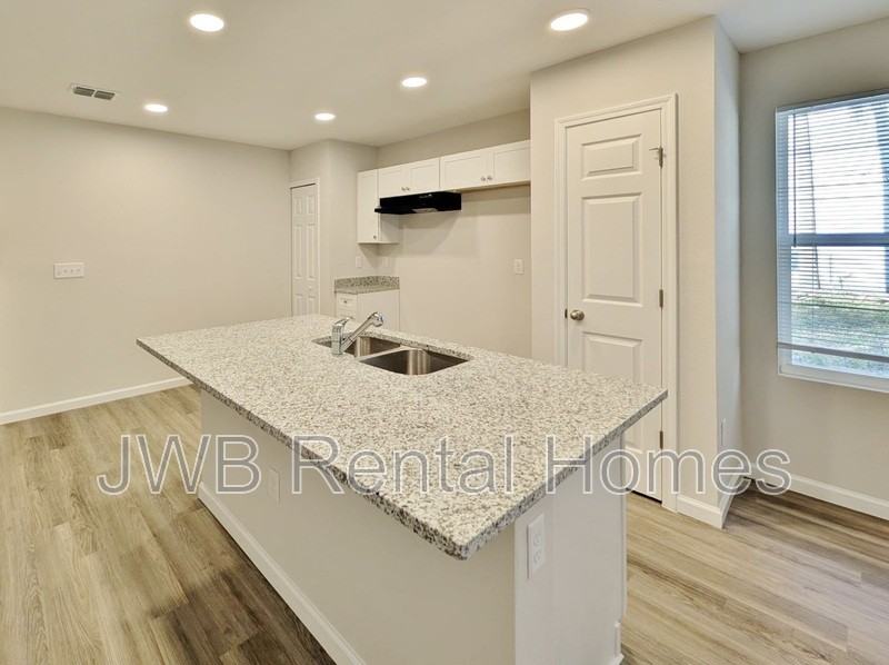 1218 Odessa St - Photo 4 of 16