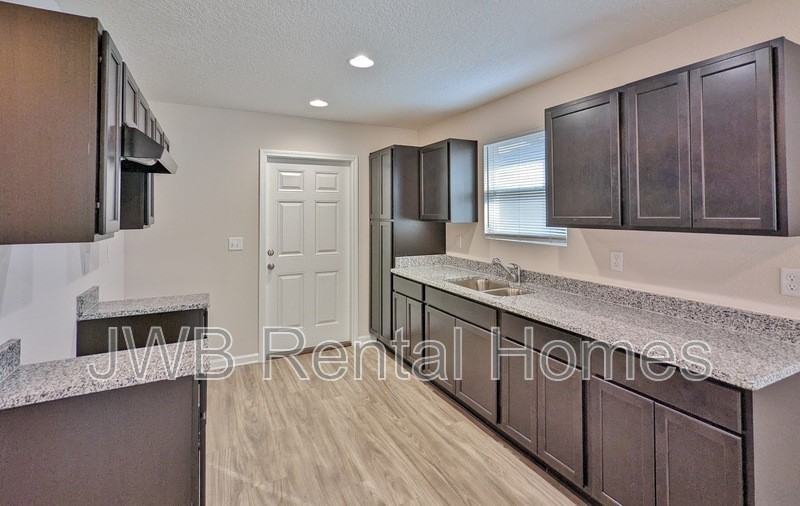 1709 W 12th St - Photo 2 of 7