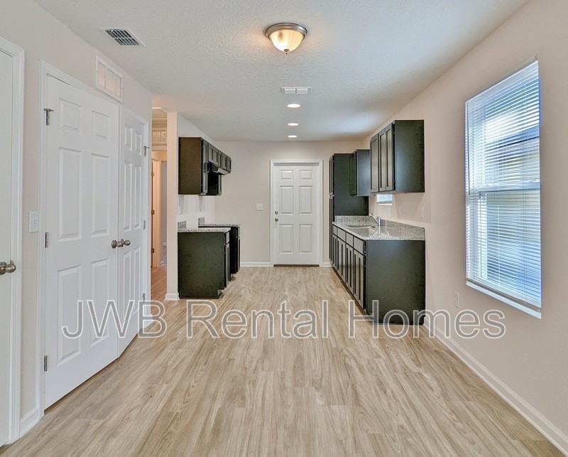 1709 W 12th St - Photo 3 of 7