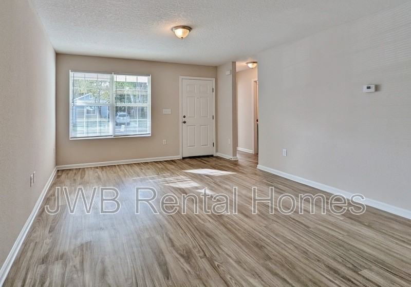 1709 W 12th St - Photo 4 of 7