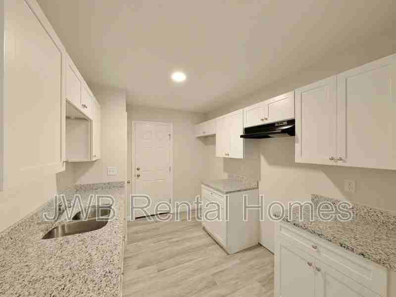 3232 Hunt St - Photo 2 of 14