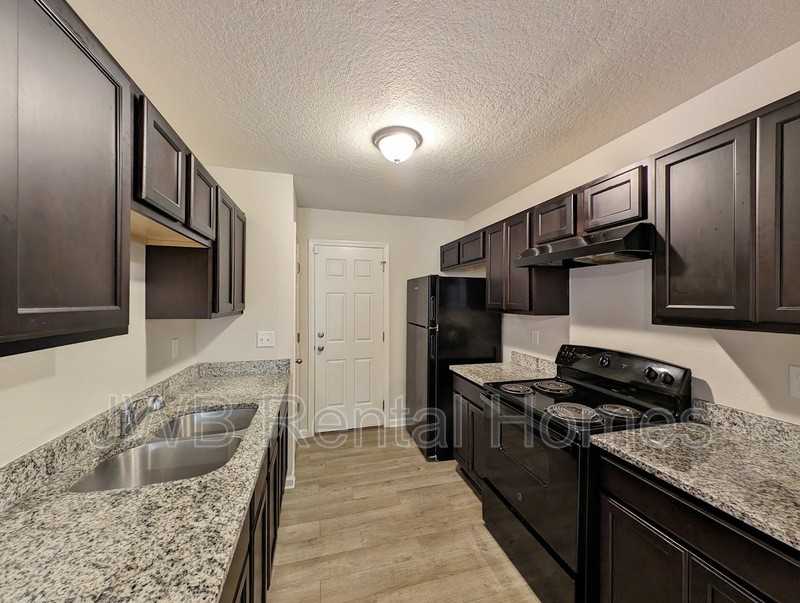 5770 Carver Cir - Photo 2 of 7