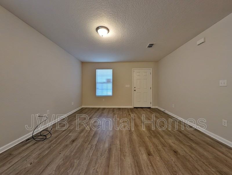 5770 Carver Cir - Photo 3 of 7