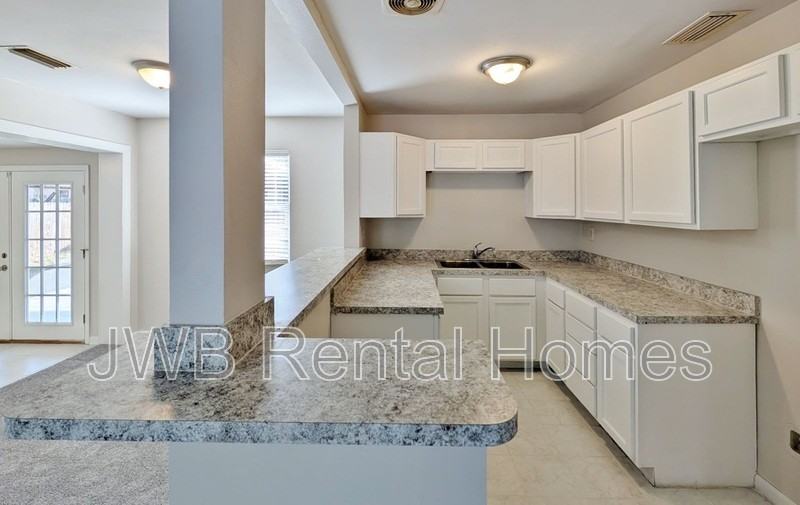 1079 Underhill Dr - Photo 2 of 18