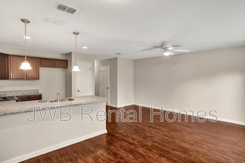 647 Melba St - Photo 4 of 13